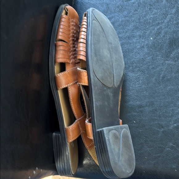 St. John’s Bay ladies size 7 leather sandals - Picture 4 of 6